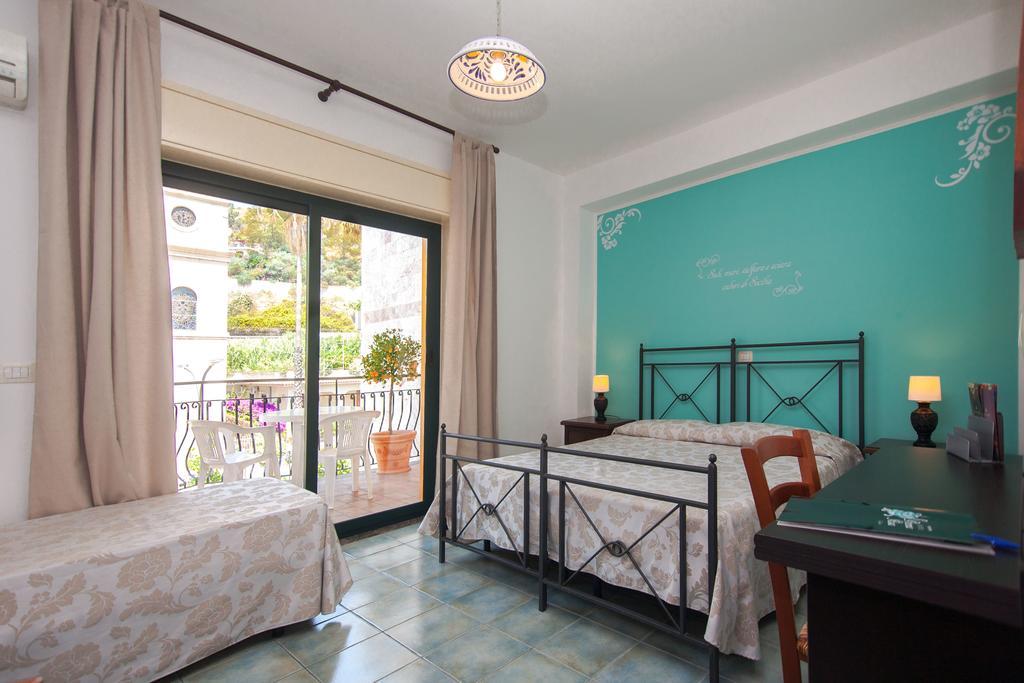 Hotel Donna Rosa SantʼAlessio Siculo الغرفة الصورة