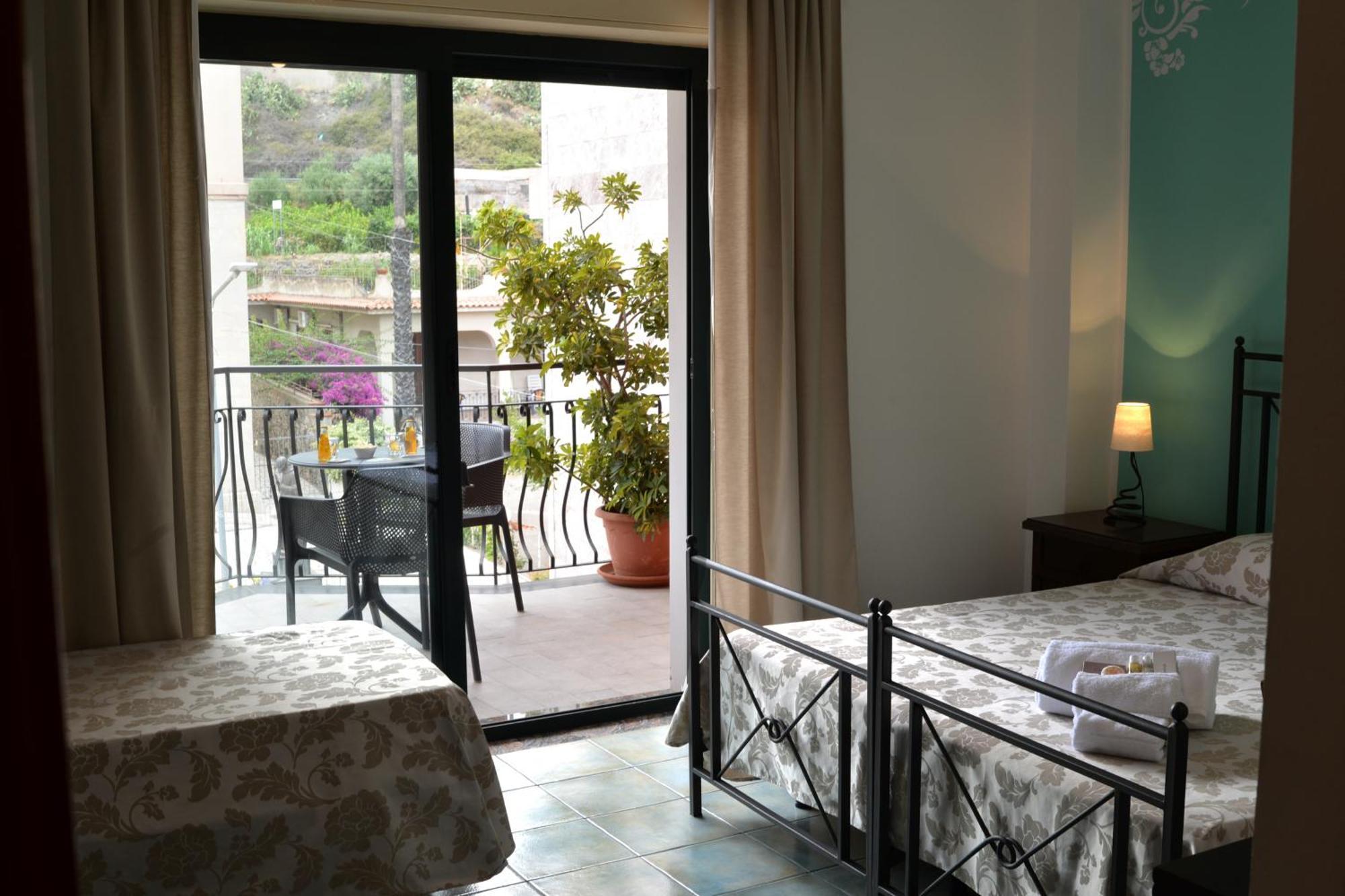 Hotel Donna Rosa SantʼAlessio Siculo المظهر الخارجي الصورة