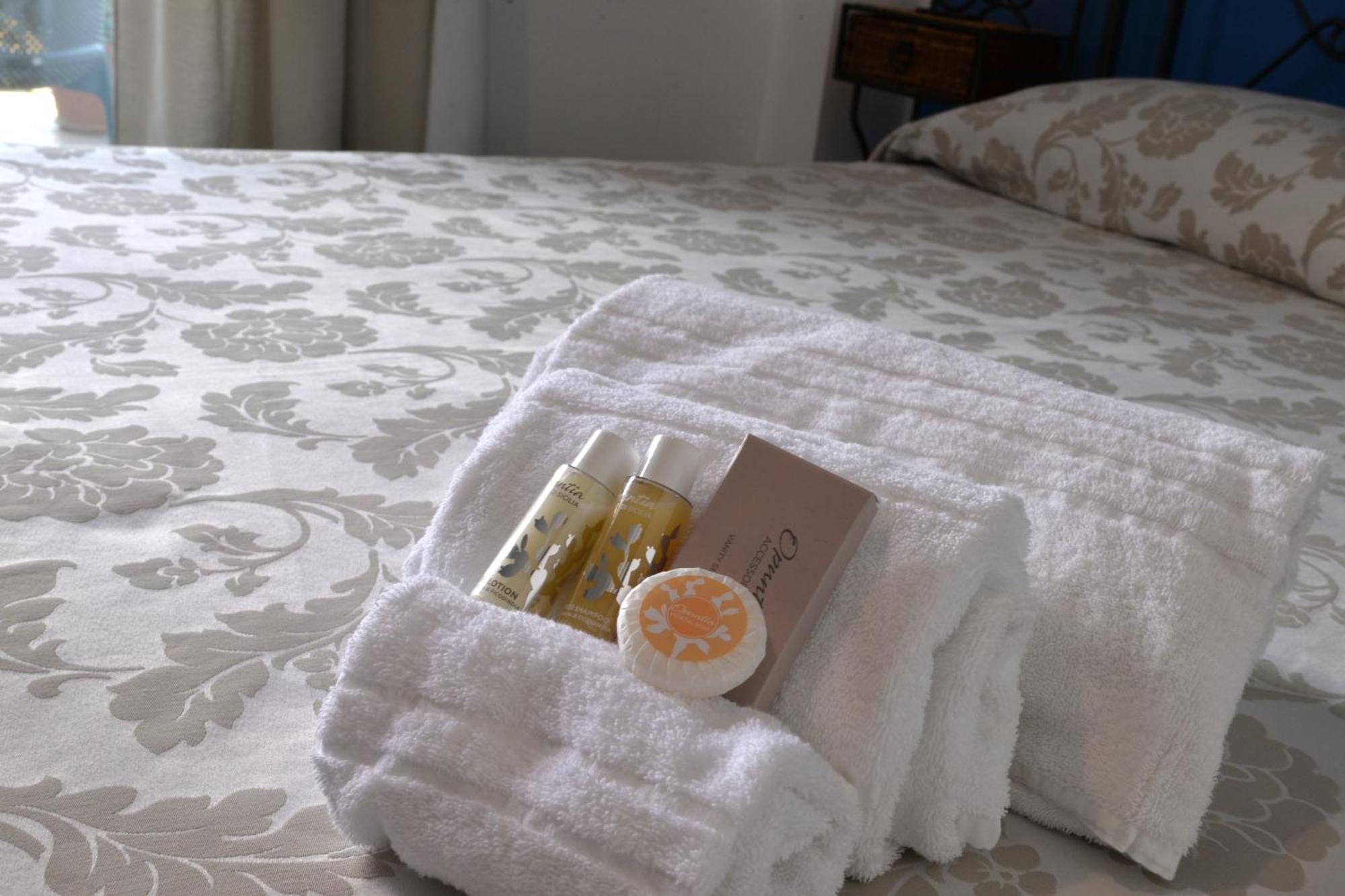 Hotel Donna Rosa SantʼAlessio Siculo المظهر الخارجي الصورة