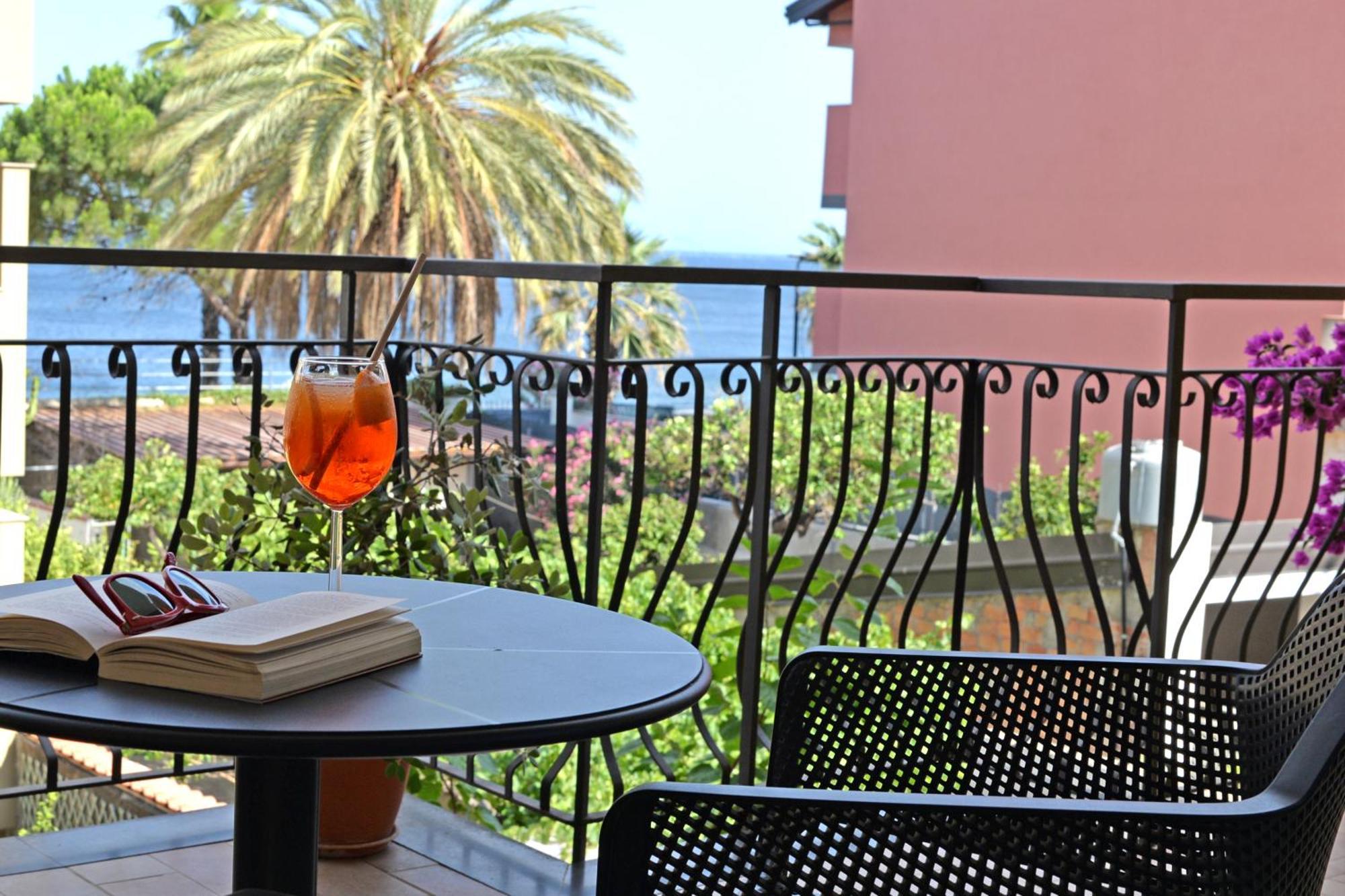 Hotel Donna Rosa SantʼAlessio Siculo المظهر الخارجي الصورة